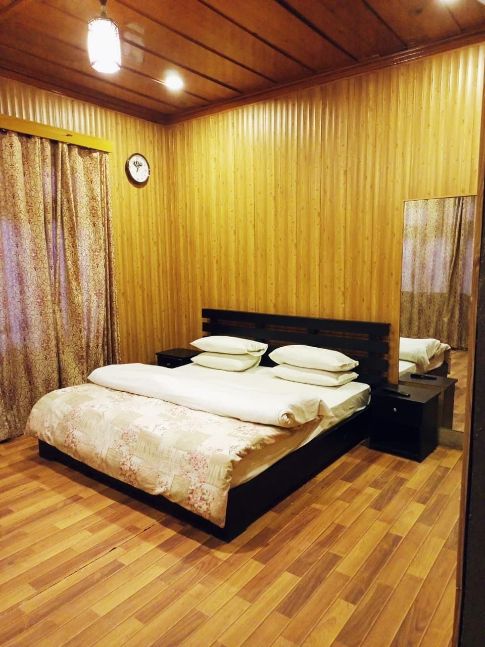 Warm double room with wood finishes